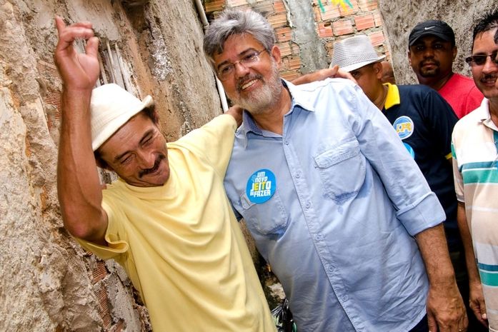 No Jacintinho, Eduardo Tavares ouve demandas da população