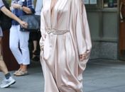Sem sutiã, Lady Gaga deixa apartamento em Nova York