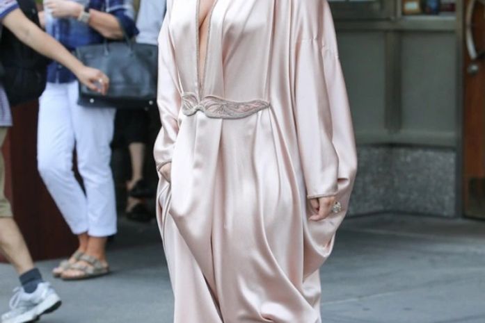 Sem sutiã, Lady Gaga deixa apartamento em Nova York