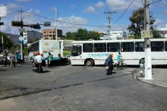 Célia Rocha não paga subsidio e transporte coletivo paralisa em Arapiraca