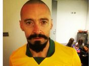 Ator Hugh Jackman assiste jogo da Copa no Brasil e passa despercebido