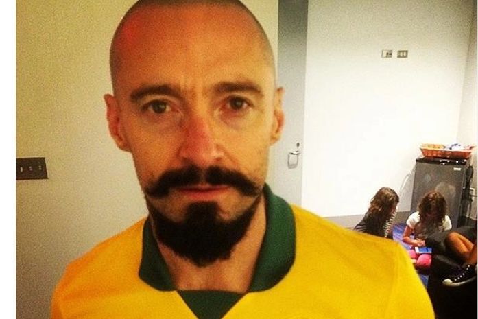 Ator Hugh Jackman assiste jogo da Copa no Brasil e passa despercebido