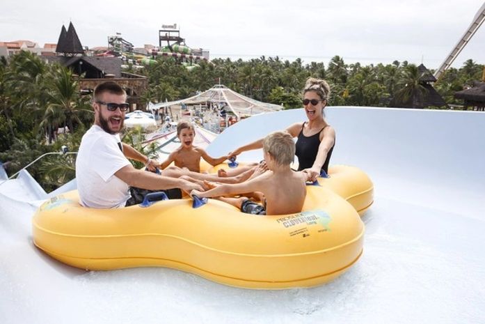 Fernanda Lima e Hilbert curtem piscina em Fortaleza com os filhos