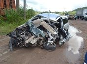 Veículo ficou destruído após colisão