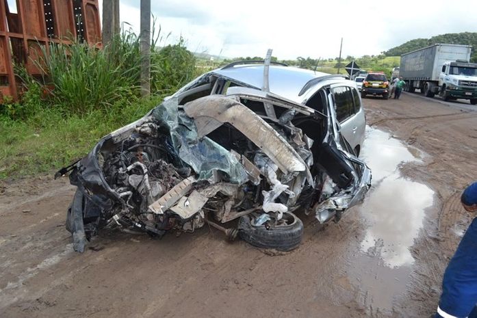 Veículo ficou destruído após colisão