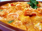 Um dos maiores destaques é a caldeirada de frutos do mar, que leva peixes, moluscos e mariscos