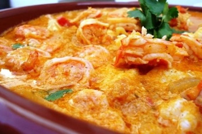 Um dos maiores destaques é a caldeirada de frutos do mar, que leva peixes, moluscos e mariscos