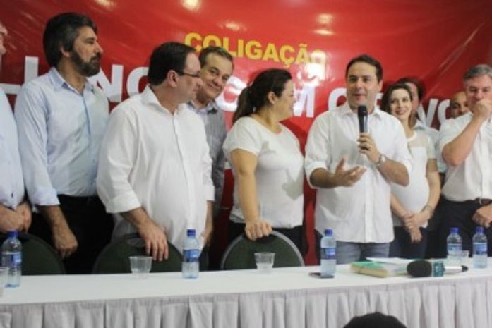Renan Filho discursa em evento de campanha