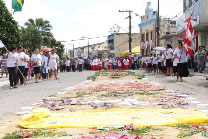 Dia de Corpus Christi é comemorado com a realização da tradicional procissão do tapete em Campo Alegre