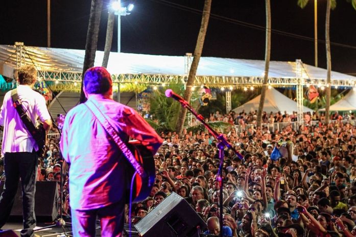 Contação de poesia, forró, rock, show de humor agitam o final de semana