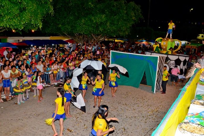 No ritmo da Copa, Carroceata agita festejos juninos em Limoeiro