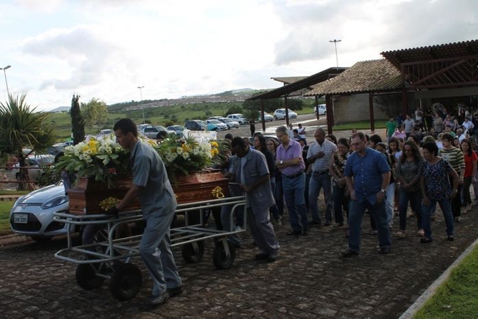 Amigos e familiares dão o último adeus ao publicitário Paulo Vieira