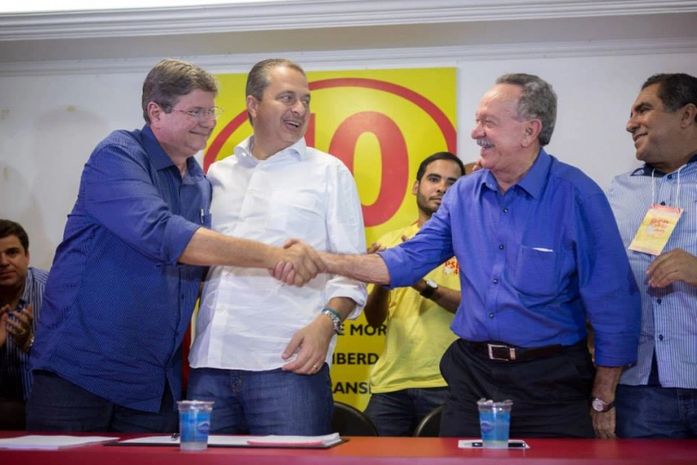 Alexandre Toledo dando as mãos ao senador Benedito, no meio Eduardo Campos