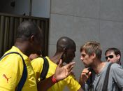  Após denúncias de manipulação, ganeses discutem com jornalista estrangeiro 