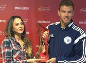 Alinne Rosa entrega troféu a jogador da Bósnia por atuação em jogo