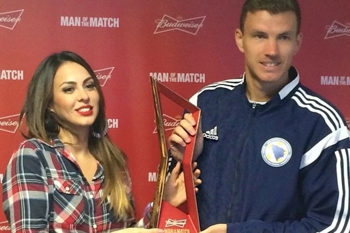 Alinne Rosa entrega troféu a jogador da Bósnia por atuação em jogo