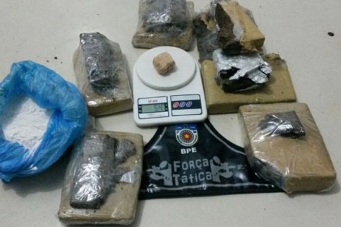 Após denúncias, PM deflagra operação e encontra drogas em casa no Feitosa