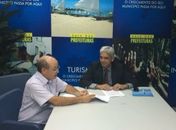 Prefeito Marquinhos ao lado do Gerente de Mercado da Caixa, Josué