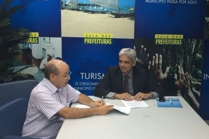 Prefeito Marquinhos ao lado do Gerente de Mercado da Caixa, Josué