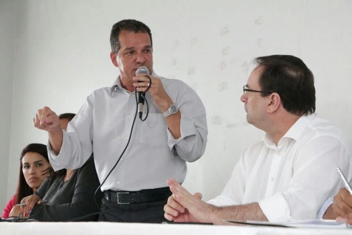 Genivaldo Targino, presidente da Fetag/AL, explica as reivindicações para Luciano Barbosa