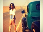 Sabrina Sato posa de shortinho jeans para ensaio