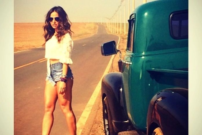 Sabrina Sato posa de shortinho jeans para ensaio