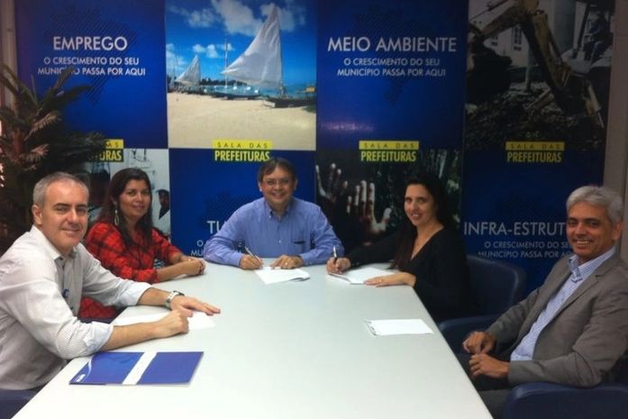 Prefeita Pauline Pereira assina contrato de repasse para pavimentação e drenagem de ruas em Campo Alegre