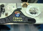 Polícia invade residência e encontra crack, maconha e arma de fogo