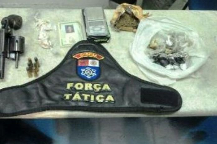 Polícia invade residência e encontra crack, maconha e arma de fogo