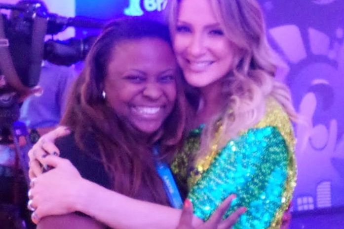Fifa demite funcionária por ter tirado foto com Claudia Leitte