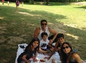 Márcio Garcia faz piquenique com a família no Central Park, em Nova York