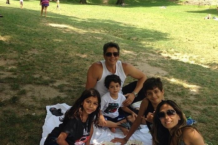 Márcio Garcia faz piquenique com a família no Central Park, em Nova York