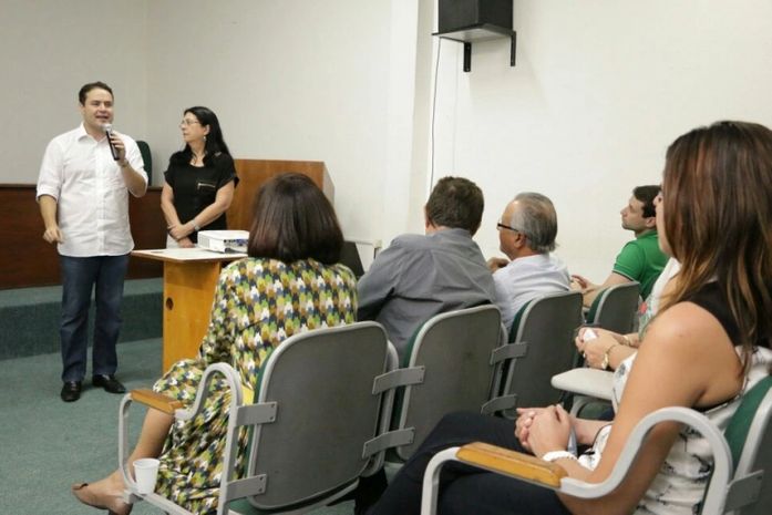 Ao lado da reitora Rozângela de Almeida, Renan Filho debate a realidade e as perspectivas da Uncisal