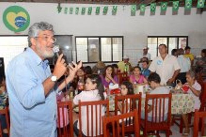 ET falando numa churrascaria em Matriz de Camaragibe