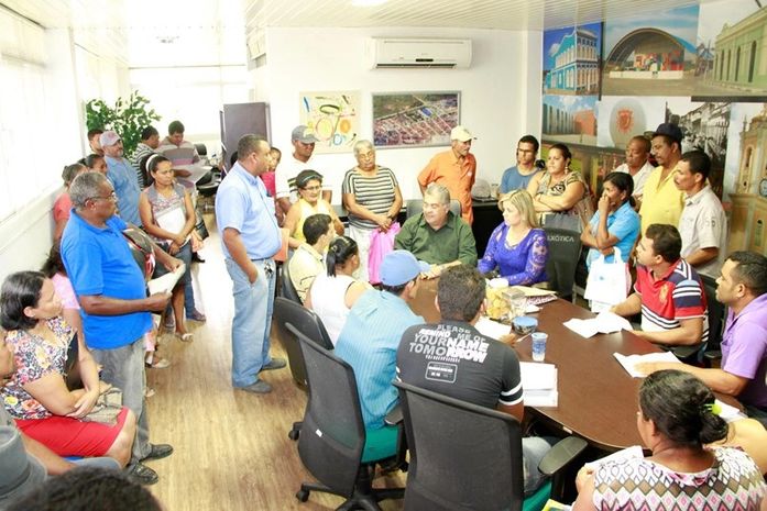 Prefeitura Municipal de São Miguel dos Campos entrega documentação regularizada aos moradores do Hélio Jatobá