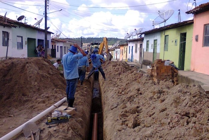 Prefeitura de São Miguel dos Campos faz serviço de saneamento básico na Vila Vera Cruz