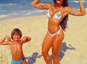 Aline Riscado mostra corpão na praia ao lado do filho: 'Meu pequeno'