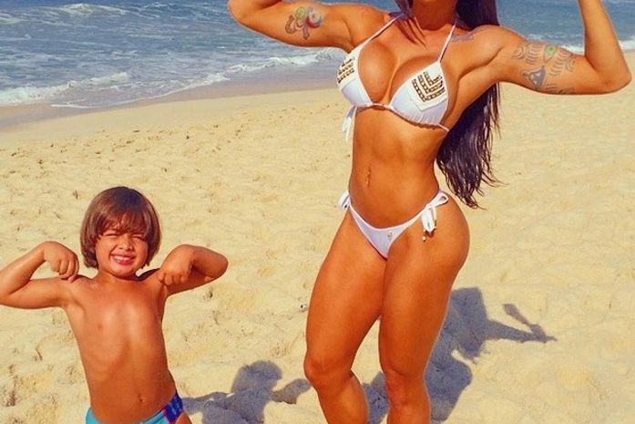 Aline Riscado mostra corpão na praia ao lado do filho: 'Meu pequeno'