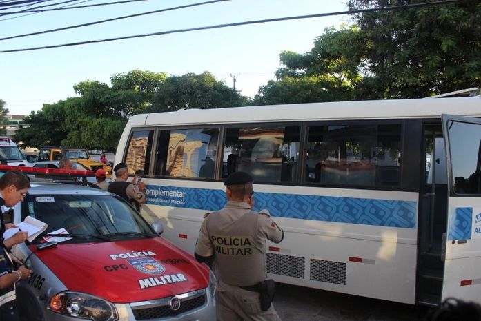 Assalto aconteceu quando van passava pelo Farol