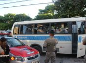 Criminosos assaltam passageiros de van e fogem com veículo 
