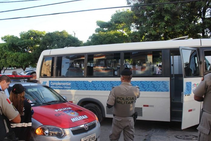 Criminosos assaltam passageiros de van e fogem com veículo