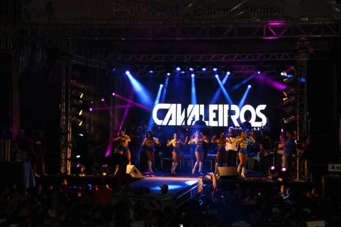 Primeira noite de Pedra Fest: milhares de pessoas e muito forró