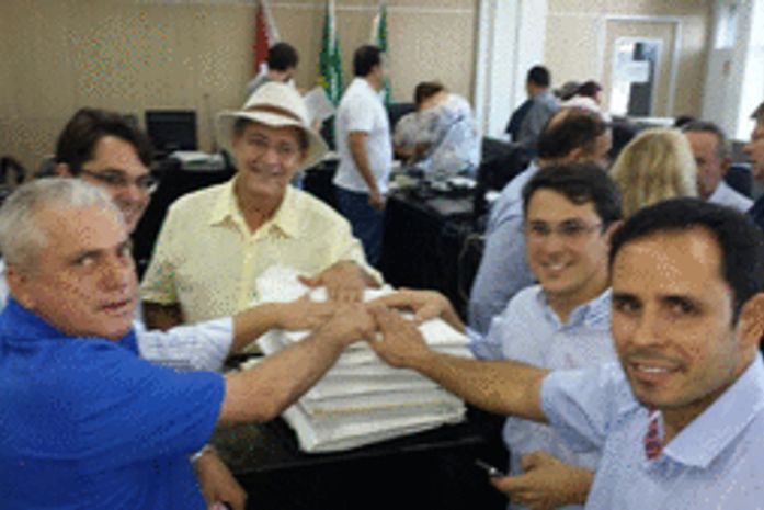 Regis dando entrada no registro do PPS no TRE de Alagoas