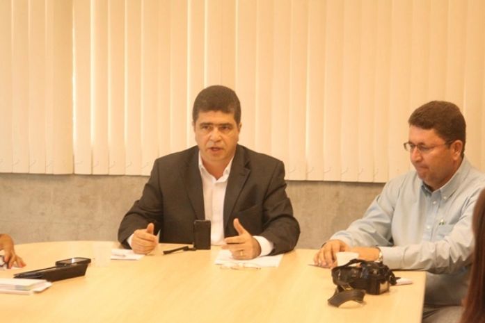 No presidente da Eletrobras em Alagoas, Cicero Vladimir Abreu(de terno)