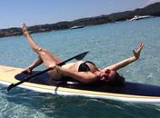 Aos 42 anos, Thalia mostra corpão em praia paradisíaca no sul França