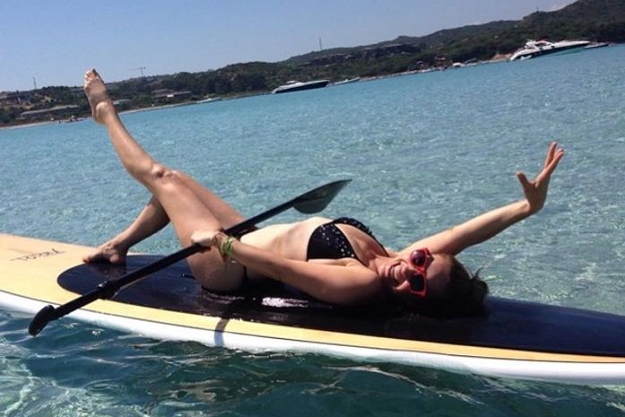 Aos 42 anos, Thalia mostra corpão em praia paradisíaca no sul França