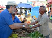 Feirantes acolhem Eduardo Tavares em Maceió e Teotônio Vilela