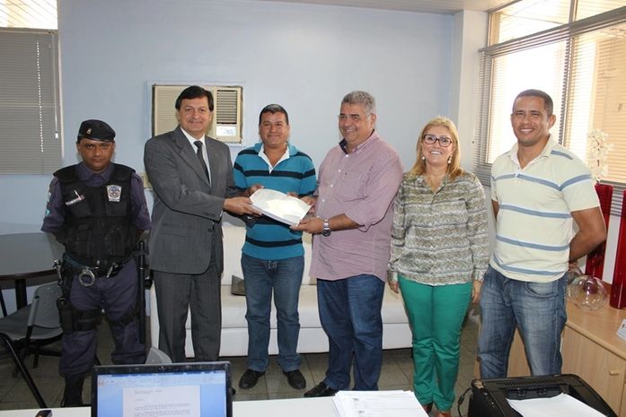 Prefeito George Clemente entrega minuta do projeto de PCC do servidor público