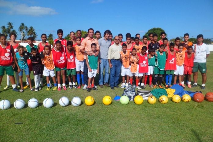 Projeto “Barrinha” utiliza o futebol como instrumento educacional para crianças da Barra de São Miguel
