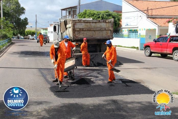 Prefeitura de Delmiro Gouveia realiza operação tapa buracos nas ruas da cidade